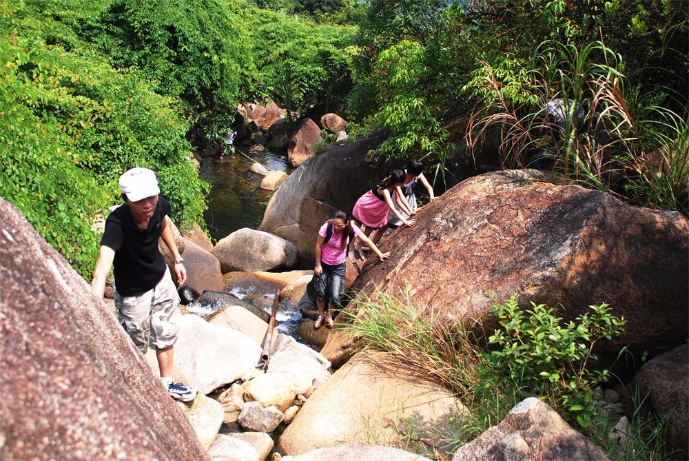 深圳横岗园山农家乐野炊大康溪谷溯溪探险一天