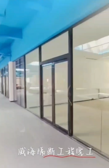 山东威海玻璃隔断工程安装完成