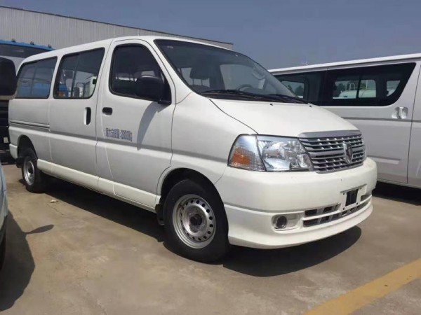 深圳市殡仪馆分别运送遗体和骨灰的殡葬车