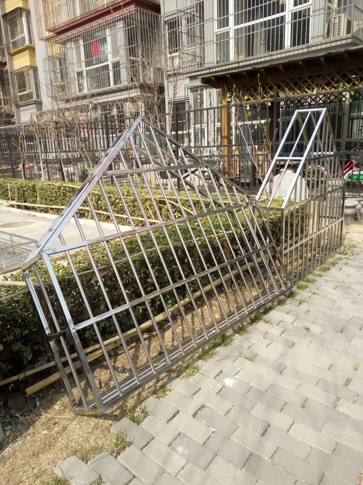 北京东城光明楼窗户护栏制作防盗窗安装小区断桥铝门窗