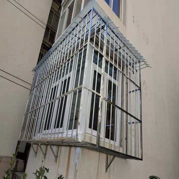 北京西城三里河附近小区护网不锈钢防盗窗护窗安装防盗门护栏